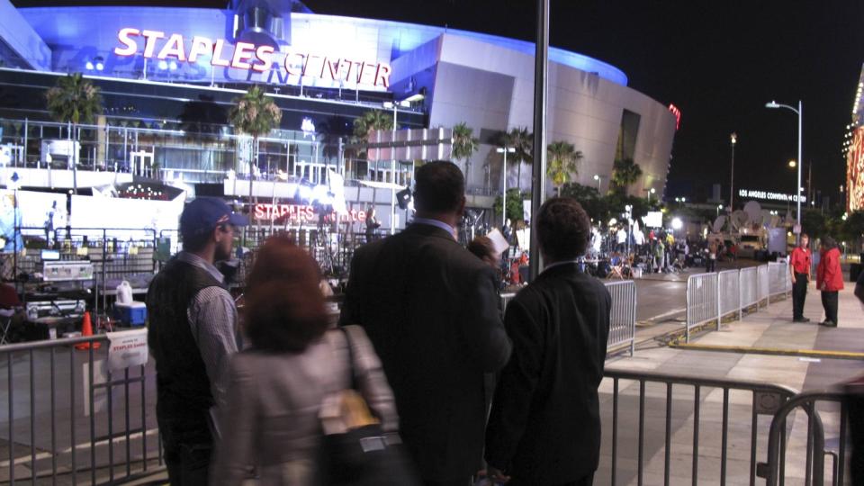 VENTER: Jesse Jackson og Al Sharpton (begge til h�yre i bildet) skal tale under minnestunden, og er allerede p� plass utenfor Staples Center grytidlig tirsdag morgen amerikansk tid. FOTO: SCANPIX/AP