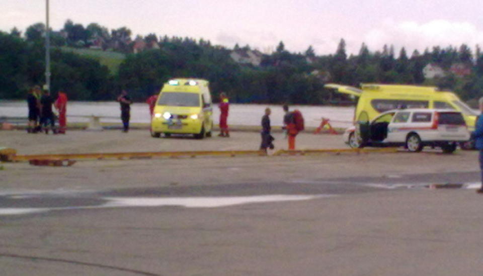 LIVREDDENDE F�RSTEHJELP P� STEDET: Kvinnen som ble funnet drivende bevisstl�s i Glomma puster n� og er sendt til sykehus i Fredrikstad. Foto: Leserbilde