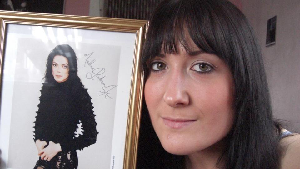 DEDIKERT: Stine Fiskaa (18) har v�rt Jackson-fan siden hun var syv. N� skal hun i minnestunden. Foto: PRIVAT