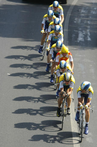 BARE NESTEN: Lance Armstrong (nummer to i rekka her) og Astana-laget hans hentet inn hele forspranget til Team Saxo Bank og sammenlagtleder Fabian Cancellara. Foto: Christophe Ena, AP/Scanpix