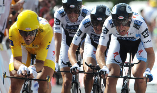 FORTSATT GUL: Team Saxo Bank-rytter Cancellara f�r fortsette i den gule ledertr�ya. Her spurter han sammen med lagkameratene p� dagens lagtempo. Foto: Pascal Pavani, AFP/Scanpix