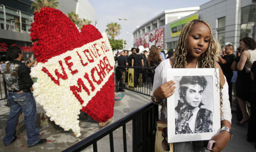 VI ELSKER MICHAEL: Basra Arte fra Canada st�r utenfor Staples Center  og venter p� at minnestunden for Michael Jackson skal begynne. Foto: SCANPIX