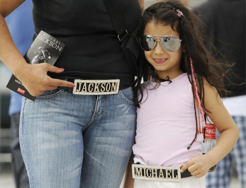 KULE BELTER: To Michael Jackson-fans har kledd seg opp med beltespenner til �re for popkongen. Disse to er i Berlin, og skal se minnestunden p� storskjerm. Foto: SCANPIX