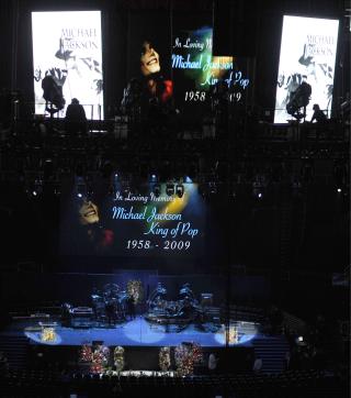 KLART FOR MINNESTUND: Slik ser scenen ut f�r minnestunden settes i gang. Foto: EPA/ANDREW GOMBERT POOL/Scanpix
