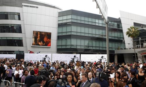 INGEN TVIL OM AT JACKSON VAR POPUL�R: Plassen rundt Staples Center begynner � bli full. Fot: REUTERS/Eric Thayer