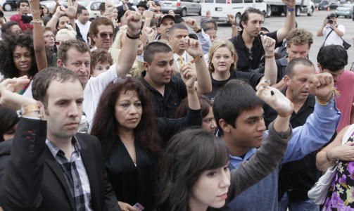 DE HELDIGE:  viser fram armb�ndene som lar dem komme inn i omr�det rundt Staples Center. Foto: AP Photo/Matt Rourke