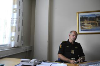NY JOBB: Stemningen virket laber p� Modum lensmannskontor i dag. Jarle Hopperstad tok over vervet som lensmann forrige fredag. Her p� et avh�rsrom som den p� suspenderte politimannen og hans kolleger har benyttet i forbindelse med saksjobbing. Foto: Thomas Rasmus Skaug