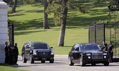 FAMILIEN: Forlater den private minnestunden og reiser videre til Staples Center. Foto: Scanpix