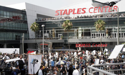 KAOTISK:Tusenvis har m�tt opp utenfor Staples Centre. Foto: SCANPIX