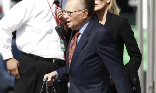 UTENFOR STAPLES: Larry King og kona ankommer minnestunden. Foto: SCANPIX
