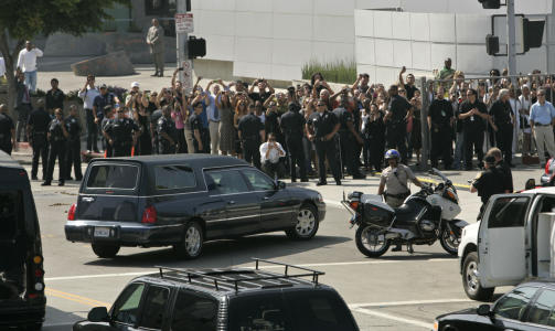 ANKOMMER: Her ankommer bilen med kista til MJ. Foto: SCANPIX