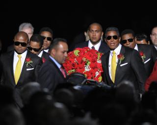 BAR B�REN: Michael Jacksons br�dre bar inn b�ren med den avd�de broren til minnestunden. Foto: AP Photo/Mark J. Terrill, Pool/Scanpix