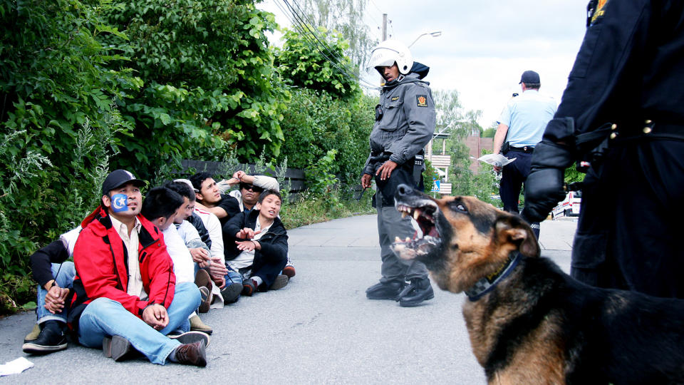 NEKTET � FLYTTE SEG: F�rst ble 10 av demonstrantene politiet oppfattet som gjenstridige p�grepet, f�r nok en demonstrant terget p� seg tjenestemennene lenger ned i gata. De p�grepne gjorde det klart overfor Dagbladet at de mente politiet handlet uriktig. Foto: HARALD S. KLUNGTVEIT