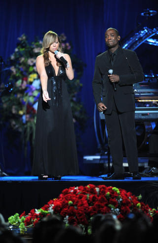 SANG: Mariah Carey og Trey Lorenz. I forgrunnen: Jacksons b�re. Foto: AFP/POOL / GABRIEL BOUYS/Scanpix