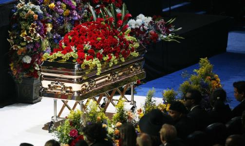 GULL Gullkista inne i Staples Centre. Foto: REUTERS/Mario Anzuoni (UNITED STATES OBITUARY ENTERTAINMENT IMAGES OF THE DAY)