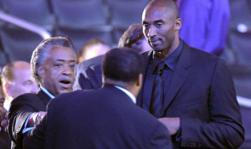 ANKOMMER: Pinsevennpredikanten Al Sharpton og Kobe Bryant ankommer minnestunden. Foto: AFP/POOL/Mark J. Terrill