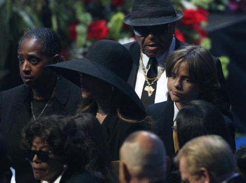 FAMILIEN: Michael Jacksons foreldre Joe Jackson og Katherine Jackson (t.v.) kommer sammen med Michaels s�nn Michael Jackson Jr. Foto: AP Photo/Mario Anzuoni, pool