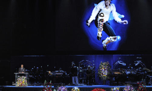 SNAKKER:  Produsent Berry Gordy snakker under minnestunden. AFP/POOL/Mark J. Terrill