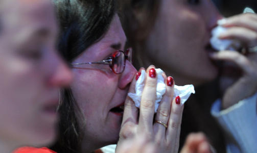 SORG: T�rene trillet under minnestunden for Michael Jackson. Foto: AFP/ GABRIEL BOUYS / POOL