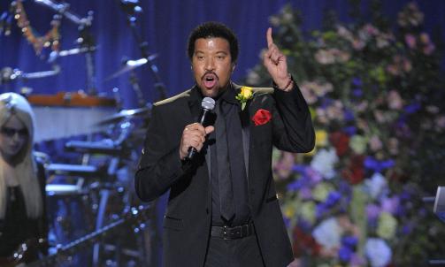 OPPTRER:  Musiker Lionel Richie opptrer under minnestunden. Foto: AP Photo/Mark J. Terrill, Pool