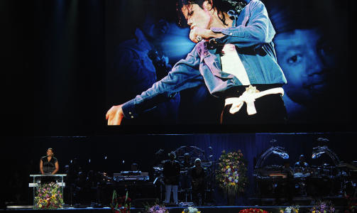 SNAKKER: Queen Latifa(L) p� minnestunden for Michael Jackson i Staples Center i Los Angeles. Foto: AFP / GABRIEL BOUYS /POOL