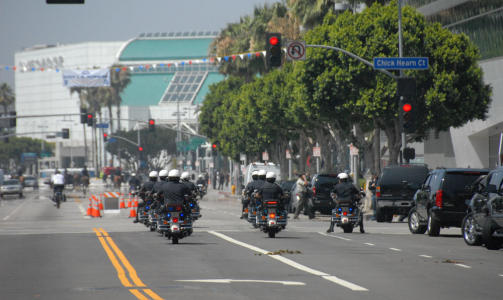 POLITIET: Stilte mannsterkt utenfor Staples Center. Foto: GEIR BARSTEIN