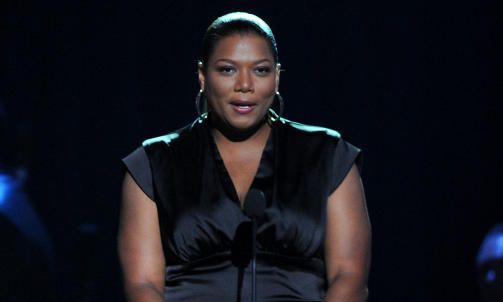 HEDRET JACKO: Queen Latifah snakker under begravelsen. Foto: AFP/POOL / GABRIEL BOUYS