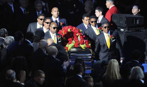 B�RET INN:Michael Jacksons b�re blir b�ret inn mens et gospelkor synger We're going to see the king. Foto: REUTERS/ Kevork Djansezian/Pool