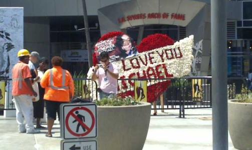 UTENFOR STAPLES CENTER: Fans har satt opp et gigantisk blomsterhjerte som en siste hyllest til popkongen. Foto: GEIR BARSTEIN