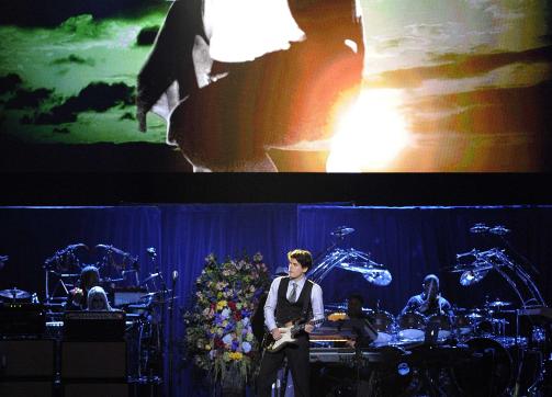 OPPTRER: John Mayer synger Jackson-l�ta �Human Nature�. Han har tidligere covret �Billie Jean� sammen med Fall Out Boy. Foto: REUTERS/Mark J. Terrill/Pool