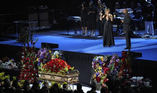 OPPTRER: Mariah Carey og Trey Lorenz opptrer foran 17.500 mennesker under Michael Jacksons minnestund. Foto: REUTERS/ Kevork Djansezian/Pool