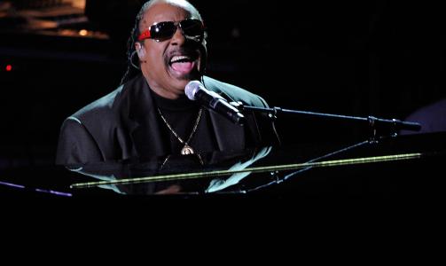 HEDRET JACKSON: Stevie Wonder dedikerte �Never Dreamed You'd Leave In Summer� i Jacksons minne. Foto: EPA/KEVORK DJANSEZIAN / POOL