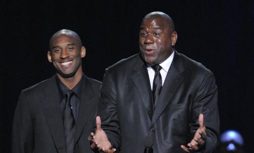 -BEDRE I BASKET: : LA Lakers' Kobe Bryant (t.v.) og Magic Johnson. Magic Johnson mener at Michael Jackson gjorde ham til en bedre basketballspiller. Foto: AP Photo/Mark J. Terrill