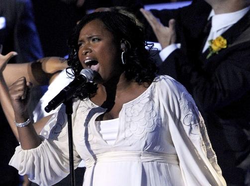 HEDRET JACKSON:  Et kor ledet av en hvitkledd Jennifer Hudson, som er gravid, synger Michael Jacksons �Will you be there?�. Foto: REUTERS/ Kevork Djansezian