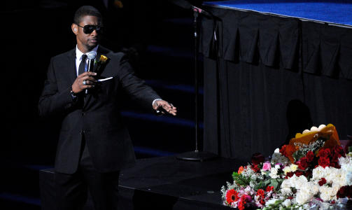 OPPTRER: Usher opptrer ved siden av Michael Jacksons b�re. Foto: AP/Kevork Djansezian