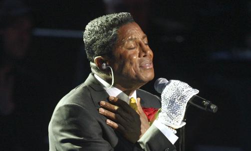  SMILE: Michael Jacksons bror Jermaine Jackson synger l�ta �Smile� skrevet av Charlie Chaplin til filmen �Modern Times� fra 1936. Foto: REUTERS/Mario Anzuoni