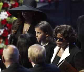SA FARVEL TIL PAPPA: Datteren Paris ankom minnestunden sammen med sin bestemor Katherine Jackson. Foto: AP Photo/Mario Anzuoni, Pool/Scanpix