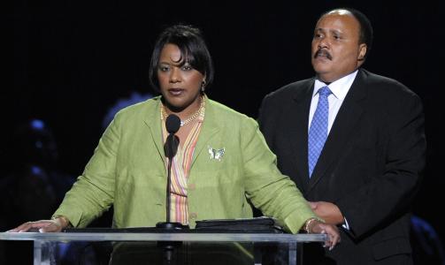 F�LELSESLADET: Martin Luther King III, den eldste s�nnen til Martin Luther King jr., hedrer Michael Jackson sammen med s�steren Bernice King. Foto: AP/Mark J. Terrill