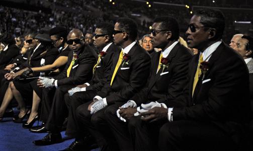  F�RSTE RAD: Michael Jacksons familiemedlemmer under minnestunden i Staples Center. Foto: REUTERS/Harrison Funk/Handout