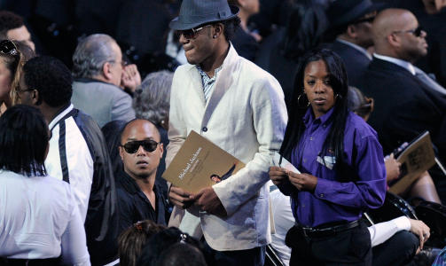 MANN FOR SIN HATT:  En Michael Jackson-fan holder p� programmet for minnestunden. Foto: AP/Kevork Djansezian