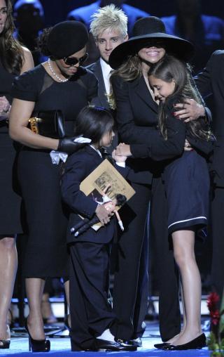 MED TANTENE: Janet Jackson, La Toya Jackson, med Prince Michael Jackson II og Paris Jackson. Foto: AP Photo/Mark J. Terrill, Pool/Scanpix