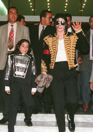 I GAMLE DAGER: Omer Bhatti som tolv�ring sammen med Michael Jackson. Foto: REUTERS