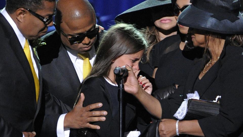 GR�TKVALT:Paris Jackson blir tr�stet av familien p� scenen. Foto: AP Photo/Mark J. Terrill
