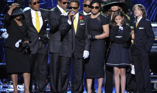  HELE FAMILIEN: Marlon Jackson p� scenen sammen med Jackson-familien under minneseremonien for Michael Jackson. Foto: AP/Mark J. Terrill