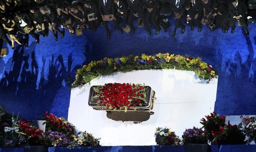 WE ARE THE WORLD:  Familie og venner sang We are the World under Michael Jacksons minnestund. Foto: REUTERS/Wally Skalij