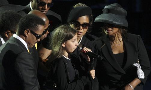 JEG ELSKER DEG: Michael Jacksons datter Paris ved mikrofonen omringet av Michaels s�sken Tito, Marlon, Randy, Jackie, Janet, og Rebbie Jackson. Foto:  EPA/MARIO ANZUONI/REUTERS POOL