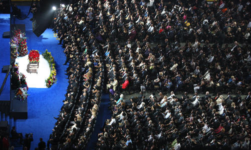 FULLT:  17.500 mennesker hadde billetter til dagens minnemarkering. Foto: AP/Wally Skalij