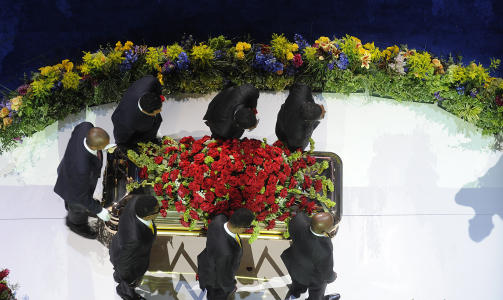 BAR BROREN:  Michaels br�dre b�rer b�ren av scenen etter minnestunden. Foto: AP/Kevin Mazur