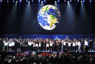 STJERNESPEKKET MINNESTUND Familie og venenr synger We are the world. Foto: SCANPIX