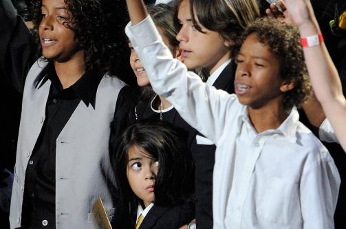  I PAPPAS BEGRAVELSE:  Michaels yngste s�nn, Prince Michael Jackson II (i midten) p� minnestunden til sin far. Foto:  EPA/KEVORK DJANSEZIAN